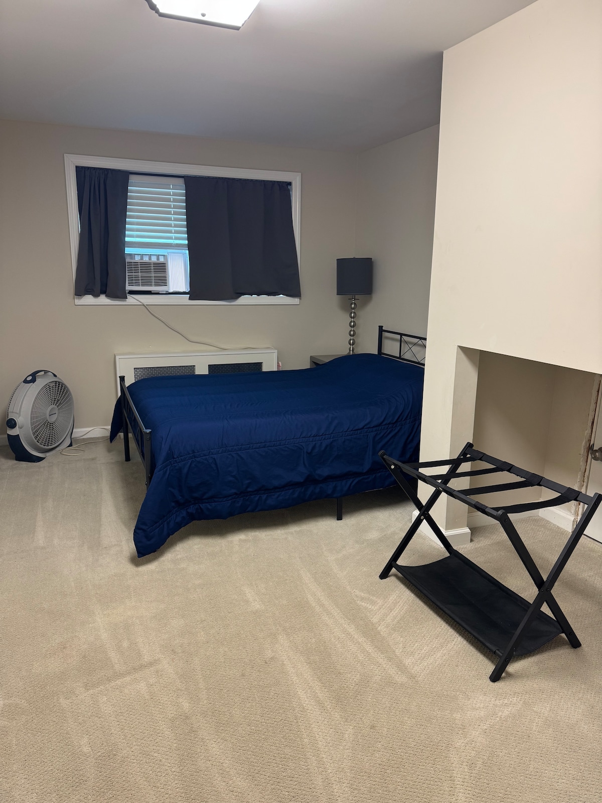 ประตูเล็กๆ นำไปสู่พื้นที่คลานว่างเปล่า/ห้องใต้ดินครึ่งหนึ่ง ไม่มีสิทธิเข้าถึงอื่นๆ นอกจากนั้น  