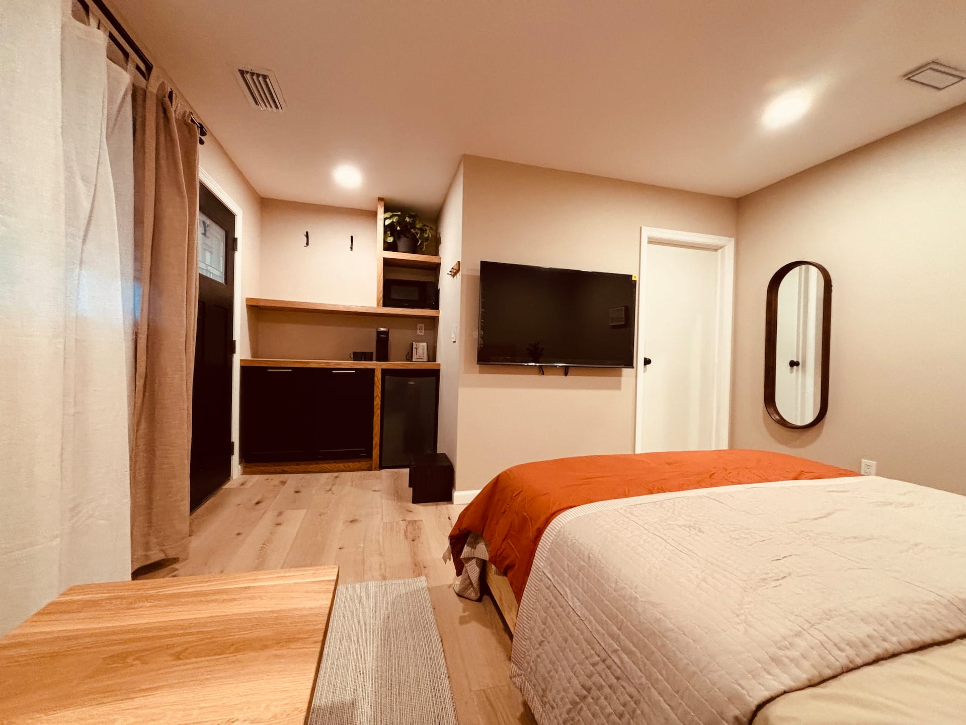 Cute n cozy, minimalist studio