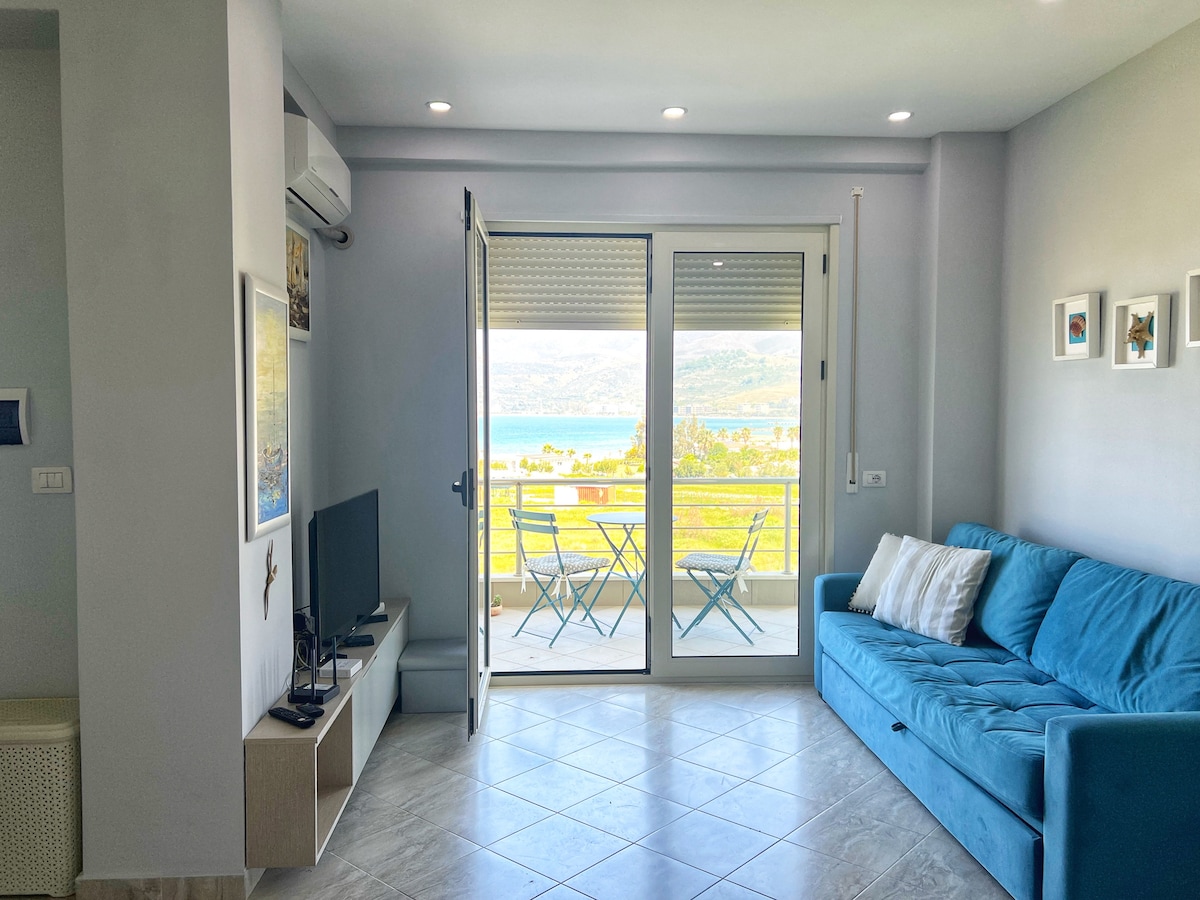 Wohnzimmer mit Meerblick. Schlechtes Sofa, das Platz für 2 Personen bietet