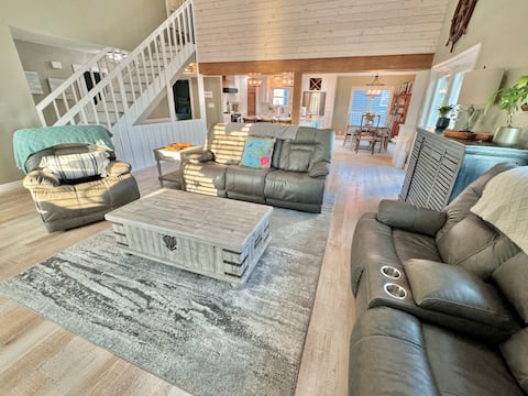 Top performing Airbnb: 2 Masters • Hot Tub • Fishing • Private Dock in Rockport