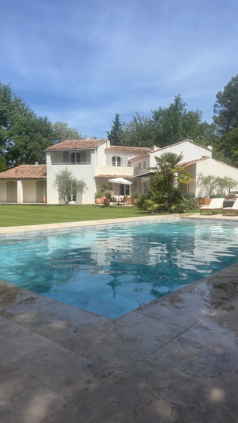 Beautiful, quiet, air-conditioned villa in a private estate