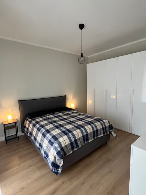 New house close to the station & 20’ from Florence