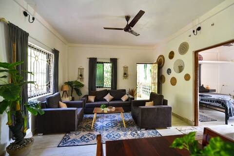 Modern & Comfortable - 1 BHK w/ AC & Fast Wifi.