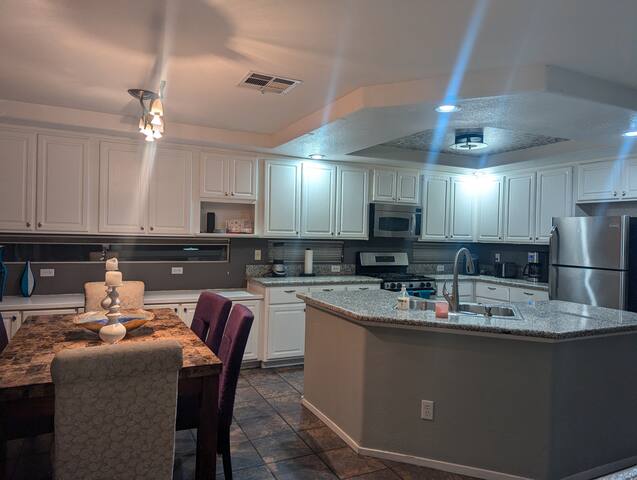 Huge Private Pool/HotTub/BBQ! 15 min to Strip! gallery image 5