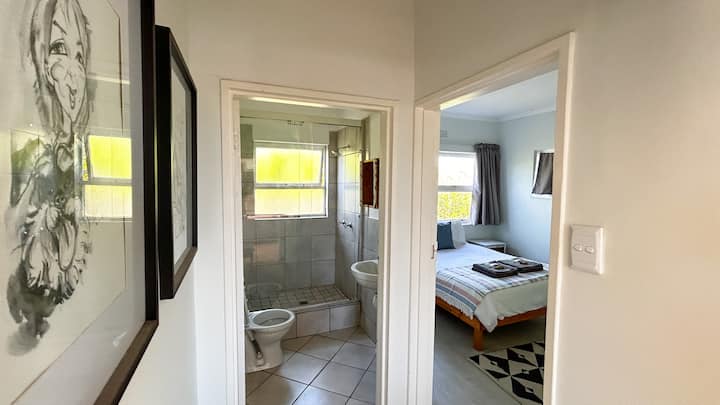 Dhomë gjumi në katin e sipërm me banjë ngjitur.