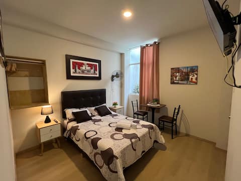 Room 104 with private bathroom/43" Smart TV/Wifi/Netflix