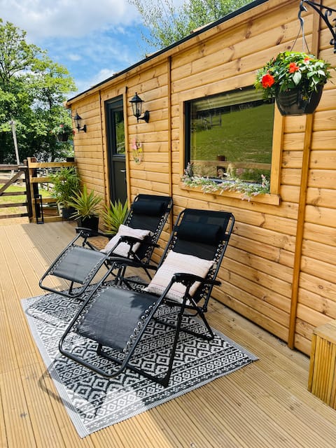 Greenacre Hideaway with private hot tub