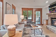 Mountain Thunder 5201 Downtown Adjacent Resort Suite with Pool and Hot Tubs