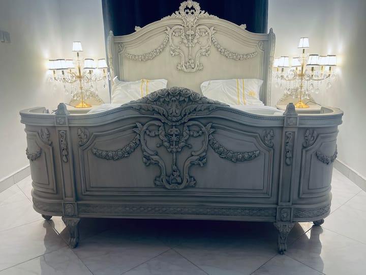 Vyspite sa ako kráľovská rodina v svätyni inšpirovanej palácom. Vynikajúce vyrezávané detaily, mäkké osvetlenie a luxusné pohodlie pre skutočne kráľovský pobyt.