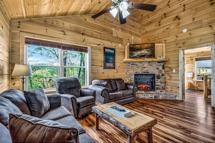 Familyretreat: Theater/hottub/firepit/jacuzzi/pets - Pigeon Forge, TN