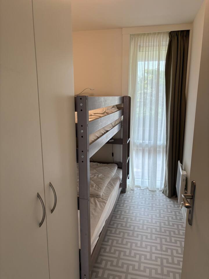 190 cm vetëm për fëmijë 
190 cm vetëm për fëmijë
190 cm vetëm për fëmijë 