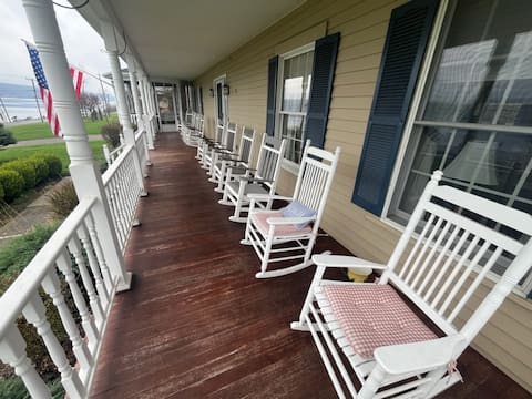 Glorious Keuka Lakefront House - Pet Friendly