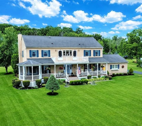 Glorious Keuka Lakefront House- Pet Friendly