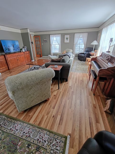 Top performing Airbnb: Glorious Keuka Lakefront House- Sleeps 12 + dog in Keuka Park