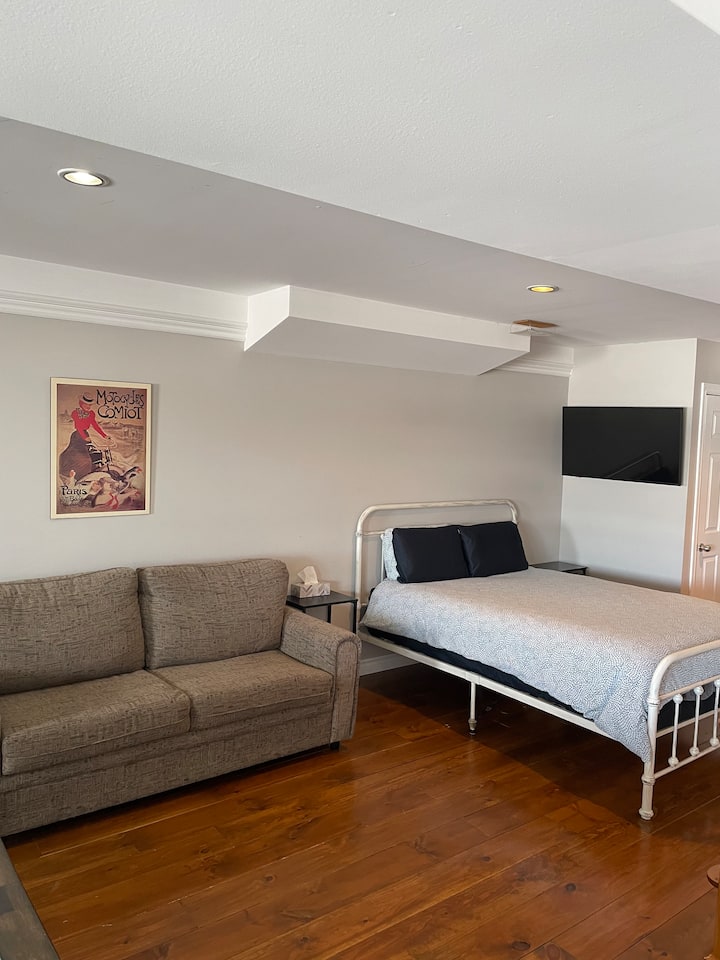 Camera #3 open space con letto queen size e divano letto matrimoniale accanto 