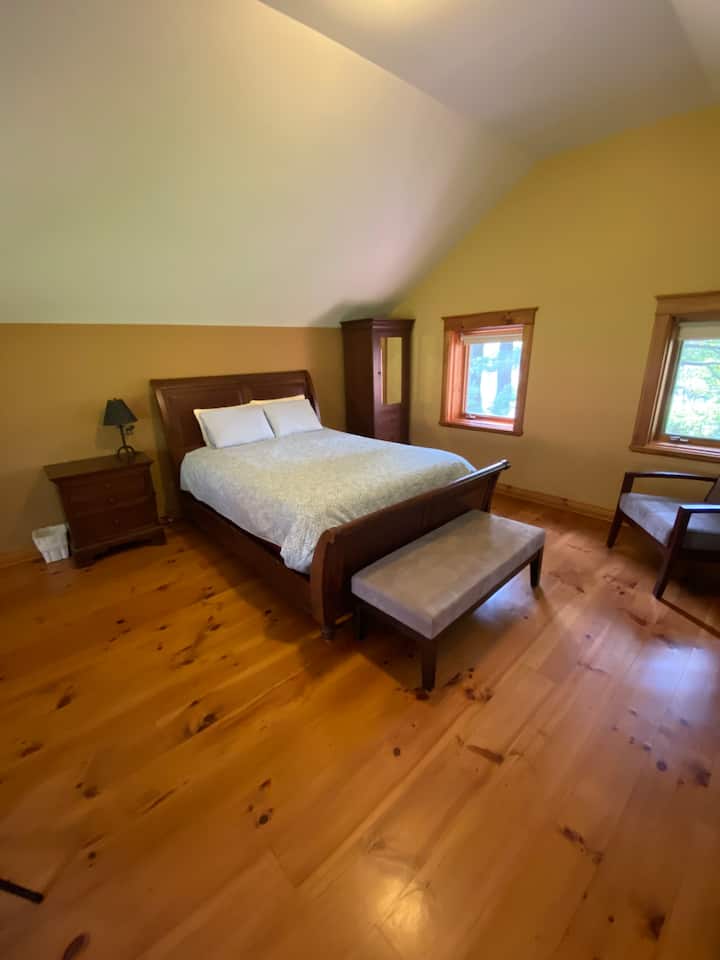 Camera matrimoniale con letto queen size