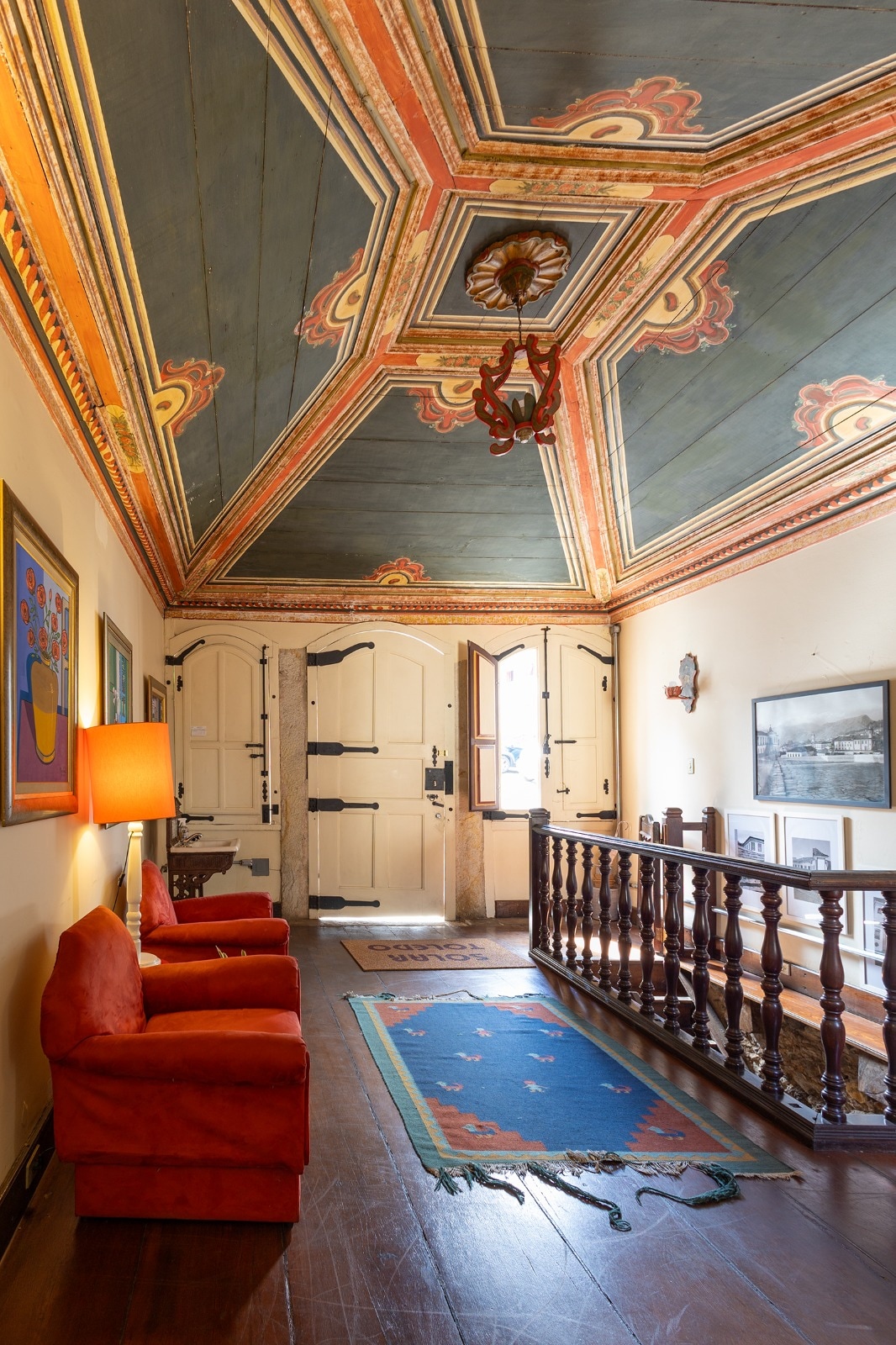 Photo of the large living room, right at the entrance to the house.