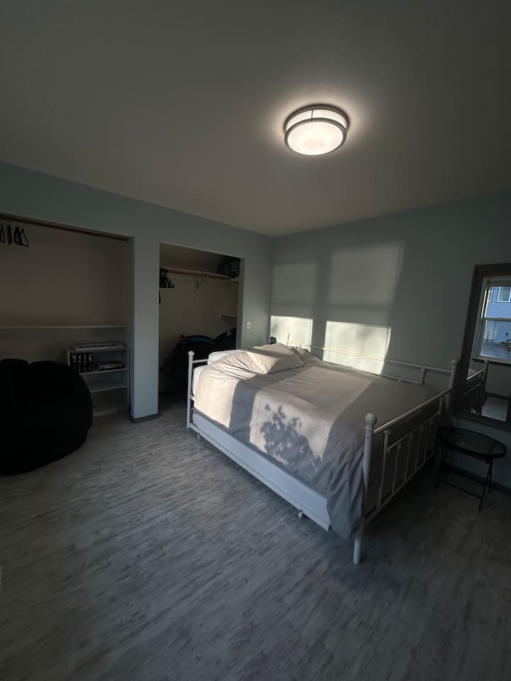 Двойно легло с плъзгащо се двойно легло под него 