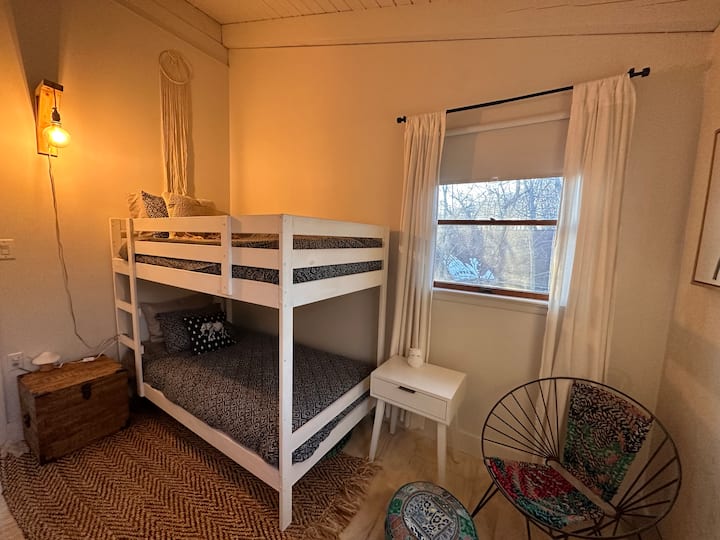 Ორსართულიანი საწოლები იდეალურია ბავშვებისთვის 