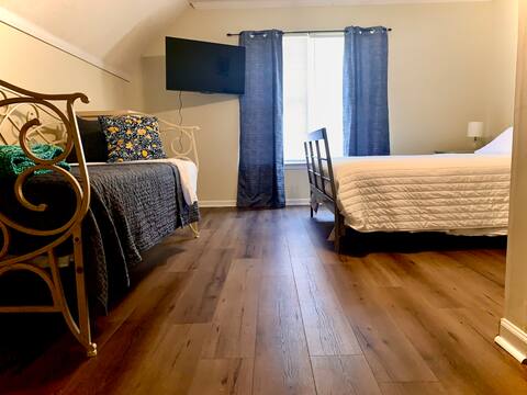 Large 4/2.5 Smart TVs in all rooms, Free Breakfast