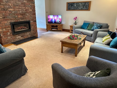 Spacious 5-Bed Home | Parking | Work Stays