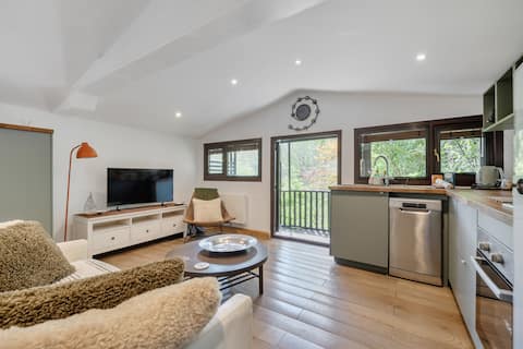 Treetops Lodge, private Cornish hideaway, parking