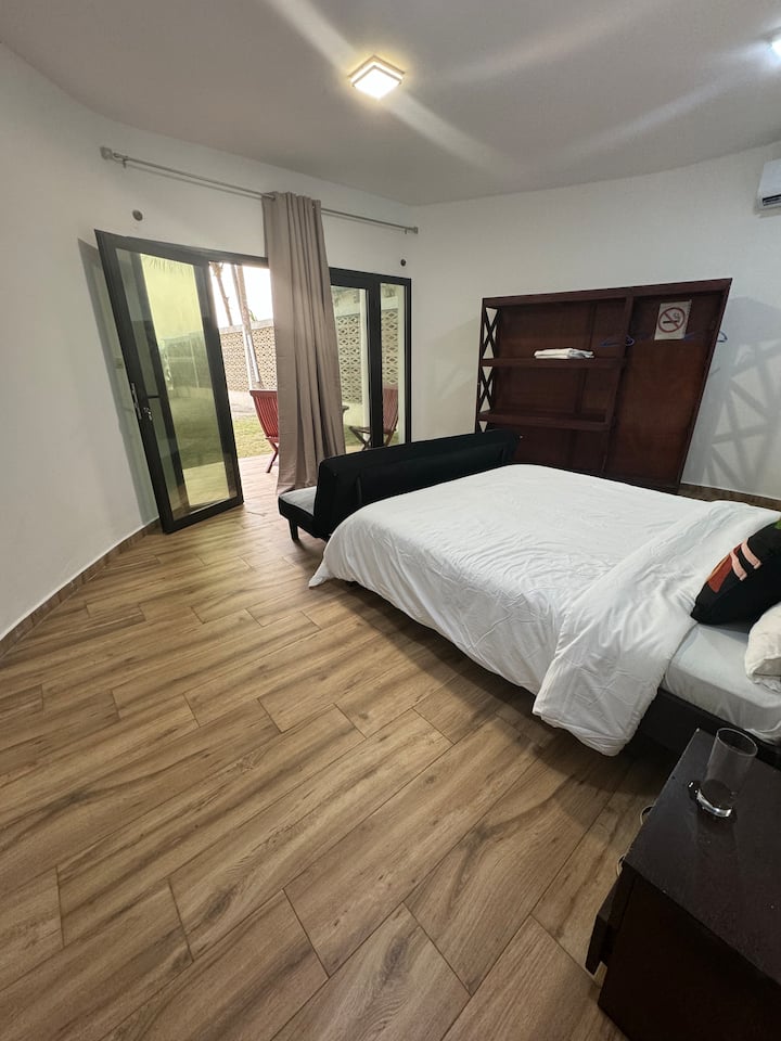 habitación situada debajo del dormitorio principal con vistas al océano, una cama de matrimonio y un sofá cama de 2 plazas , cuarto de baño con ducha,  terraza privada con vistas al océano