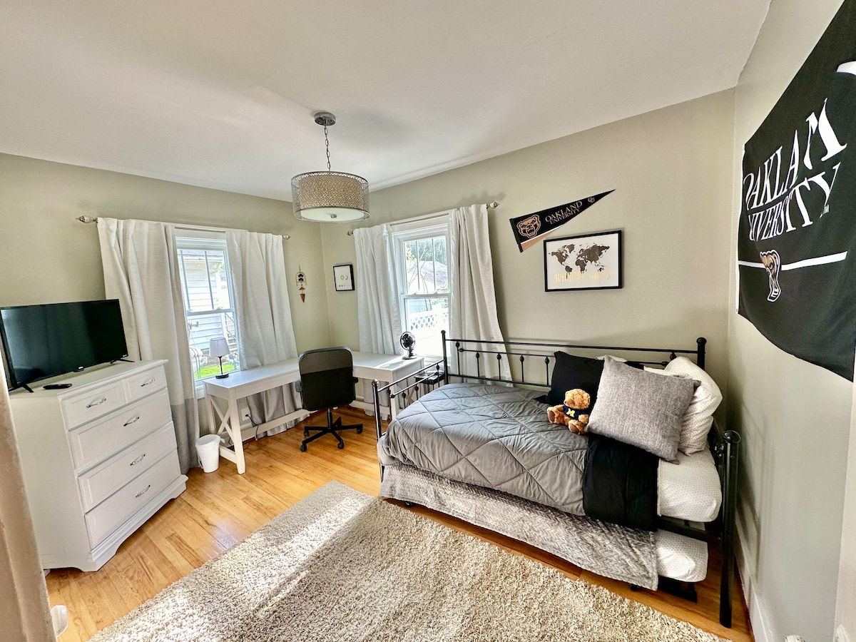 مساحة عمل وتلفزيون روكو في غرفة نوم تراندل المزدوجة.