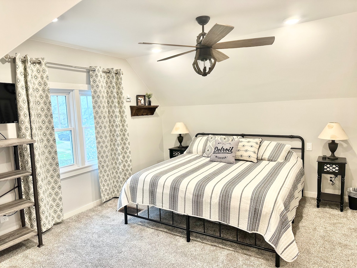 شقة علوية لغرفة النوم الرئيسية. سرير بحجم كبير.