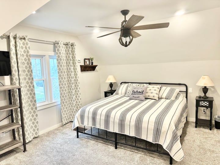 Master Bedroom Loft. King size krevet.