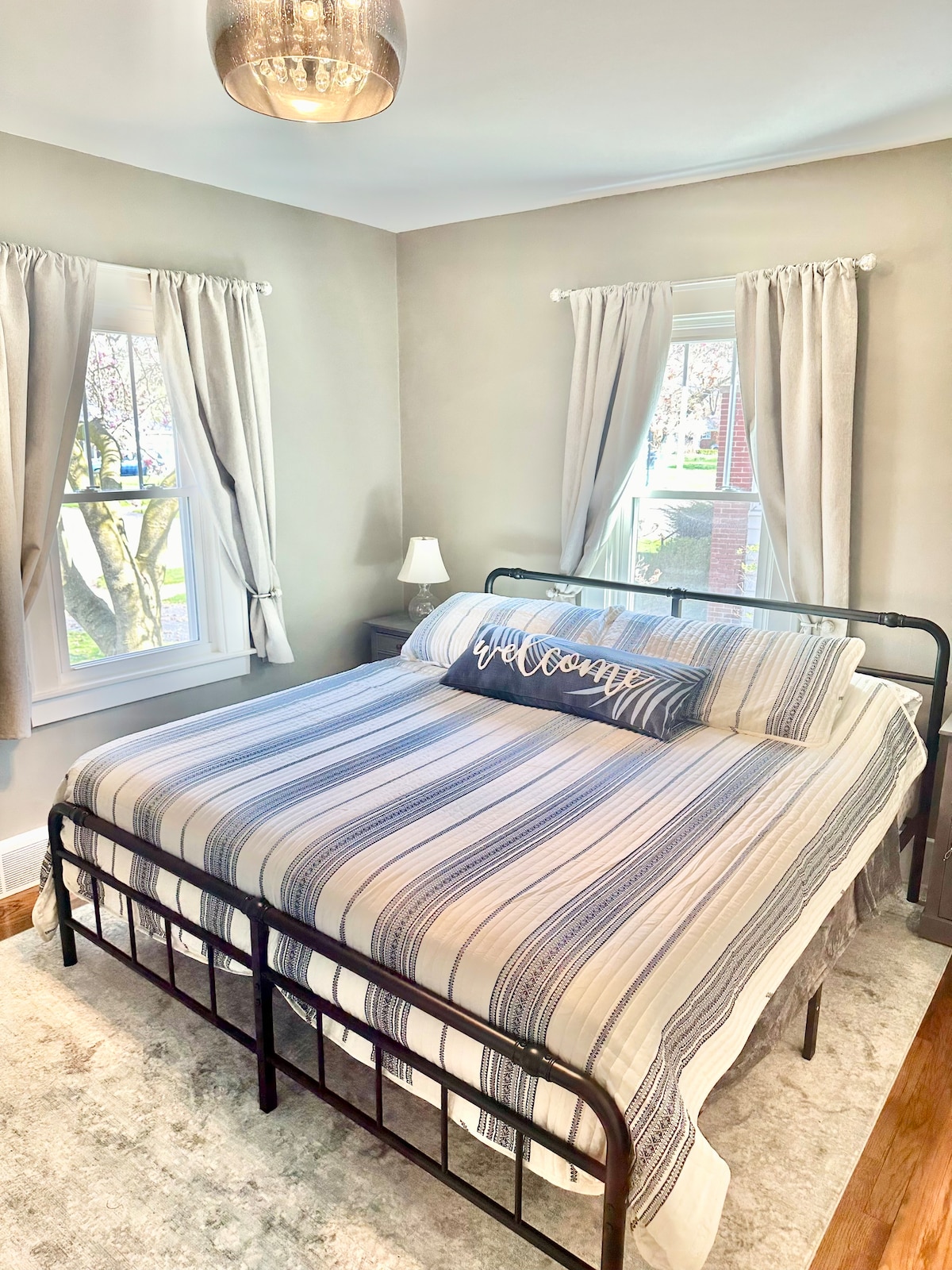 غرفة نوم بمقاس كبير في الطابق الرئيسي.