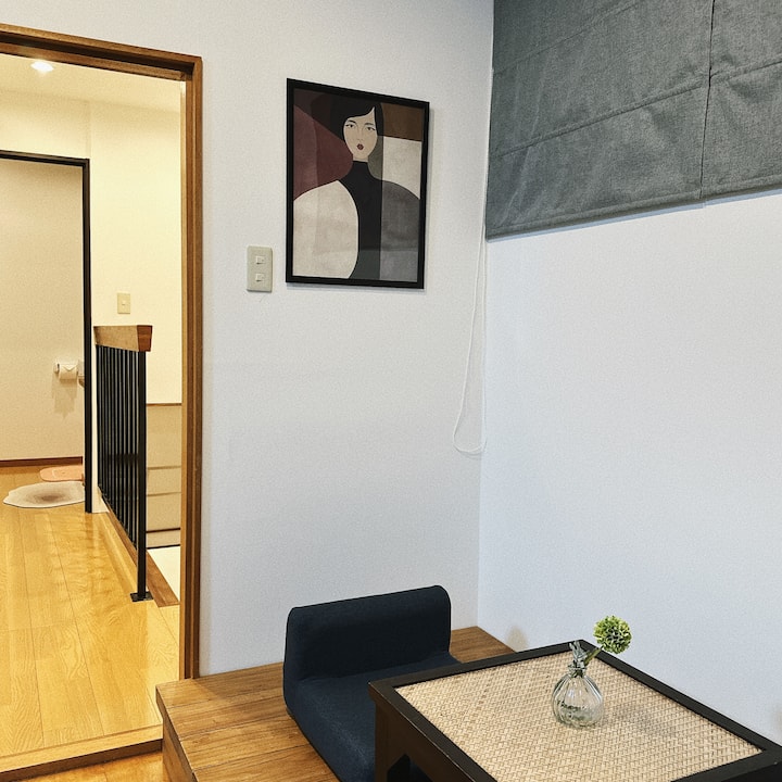 The house has 2 1.5m x 2m traditional Japanese tatami beds and 1 1.1m × 2m single bed, 5-star hotel quality bedding, air-conditioned wardrobe and other necessities.Excellent lighting, pleasant decoration, ensuring the privacy and sleep of the guests.The house has a traditional Japanese-style lounge.