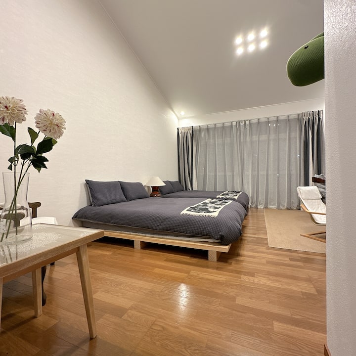 The house has 2 single beds of 1.1m x 2m and 2 double beds of 1.5m x 2m, 5-star hotel quality bedding, air-conditioned wardrobe and other necessities.Excellent lighting, pleasant decoration.Ensure a good night's sleep for guests.