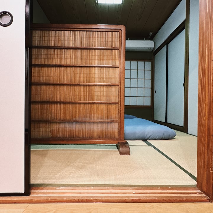 The house is equipped with a 1.5m x 2m traditional Japanese tatami bed, 5-star hotel quality bedding, air-conditioned wardrobe and other necessities.Excellent lighting, pleasant decoration.Ensure a good night's sleep for guests.