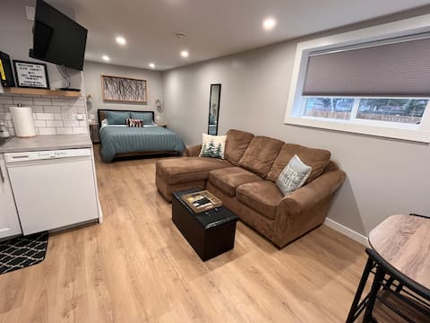 Popular Airbnb listing: Cozy Radium Cabin | Walk to Downtown & Trails in East Kootenay