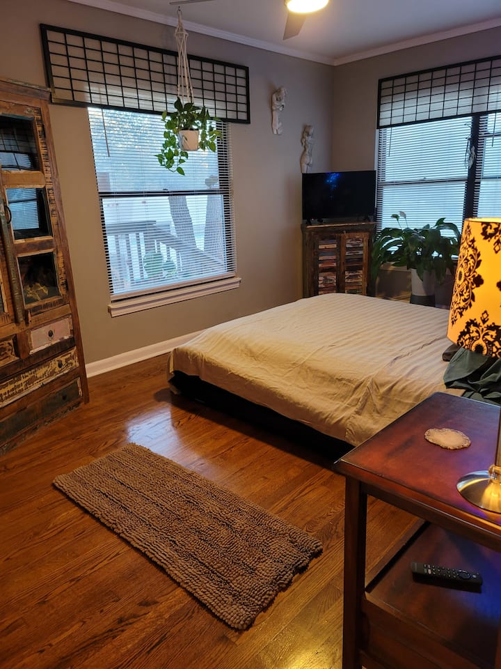 Komfortables, stilvolles Queensize-Bett mit Smart TV. 
Schöne Aussicht aus dem Fenster des Baumdachs draußen. 
Nächstgelegener Raum auf der rechten Seite mit Kleiderbügeln. 