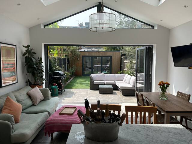 Charming Period House Near Wimbledon Tennis gallery image 2