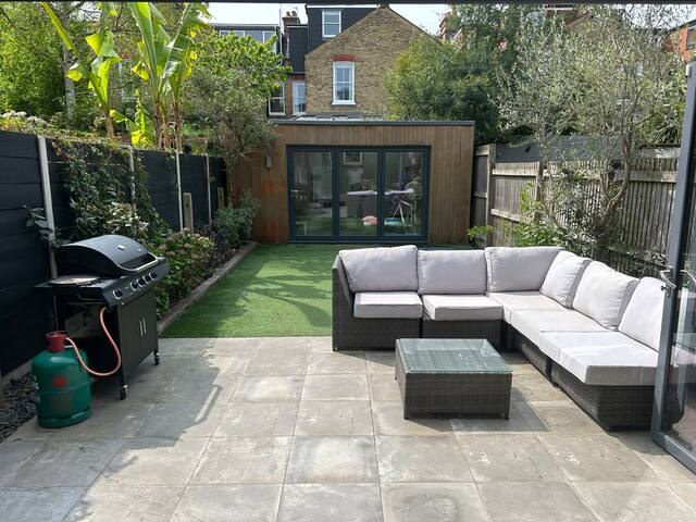 Charming Period House Near Wimbledon Tennis gallery image 4