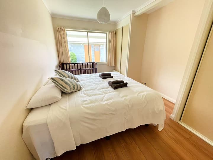 Bed room 2
One King-sized bed (1830mm*2030mm) accommodates two adults. Openable Window with fresh air and garden view, solid wood baby Crib. Next to Bathroom, Vanity, toilet, walking shower. 1 wireless and USB phone charging station, dimmable light