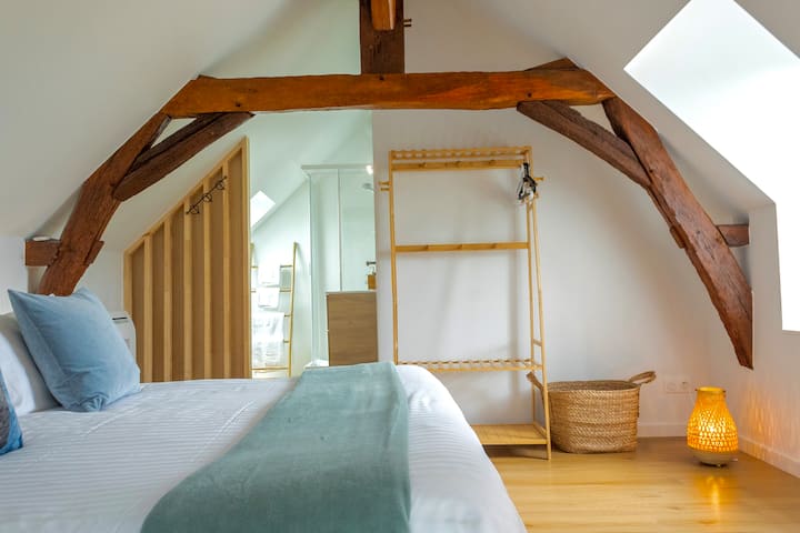 La chambre Grange.

Avec sa charpente en bois apparente, son escalier privé et sa salle de bain attenante, elle offre une vue sur la cour intérieure et les champs alentour. Son charme ne vous laissera pas indifférent.