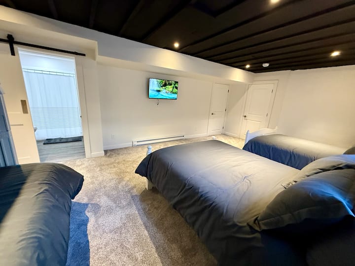 Ქვედა დონის საძინებელი აპარტამენტთან ერთად, სმარტ-ტელევიზორი, ორი კუინზი, ერთი სრული, ერთი ორადგილიანი