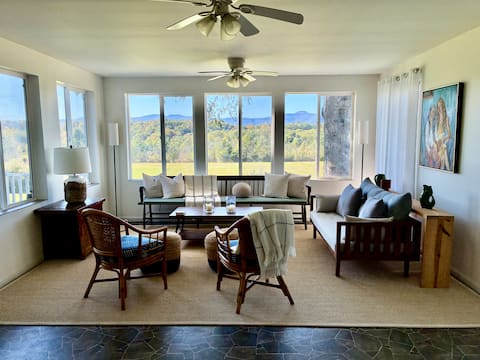 Mountain-View, Farmhouse Escape
