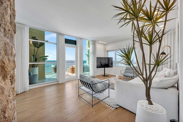 Luxury Apartment first line to the beach