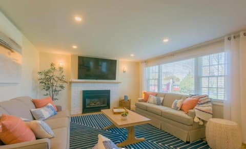 Top Airbnb: Walk to your Private Beach! NEW FIRE-PIT! in East Sandwich