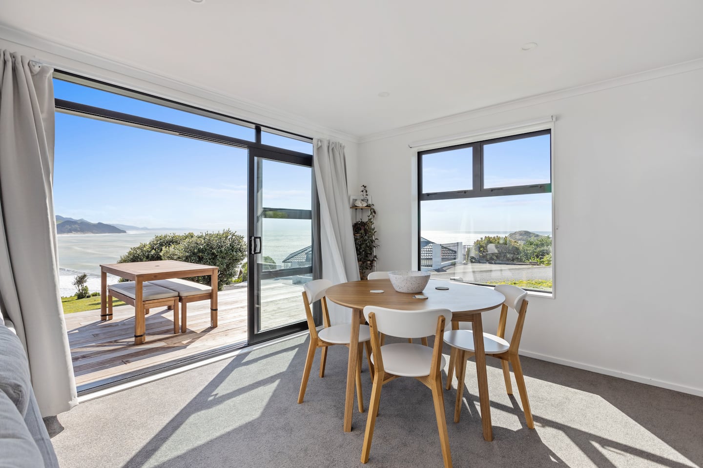 Castlepoint Modern Holiday Home - Seaviews 3