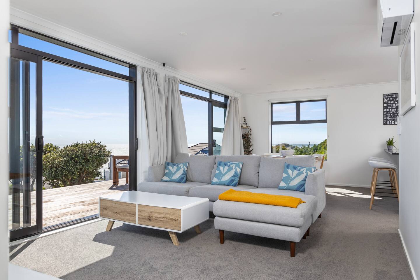 Castlepoint Modern Holiday Home - Seaviews 5