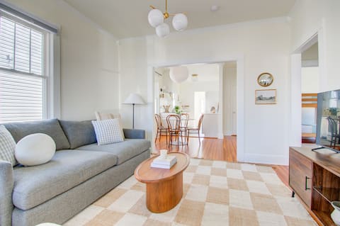 Bright Bungalow - Kid and Pet friendly with a Yard