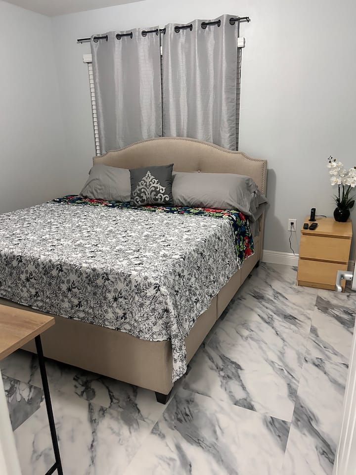 Chumba kizuri cha kulala kilicho na kitanda aina ya plush king. Mapazia ya kuchuja mwanga, sakafu nzuri ya marumaru na meza ya mbao huunda mapumziko yenye utulivu. Mito ya mapambo na orchids huongeza vitu maridadi kwa ajili ya starehe na mapumziko ya hali ya juu.