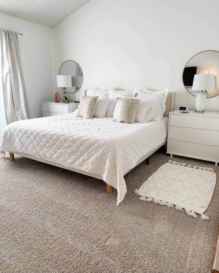 Cama nueva y mesas de noche espaciosas. 
Lámparas
Pequeñas purificador de aire 
cortinas oscuras