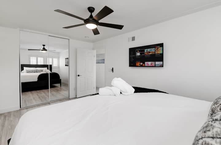 King size bed.  TV in room. Shared bathroom in hallway.  Air mattress if needed for more guest. 